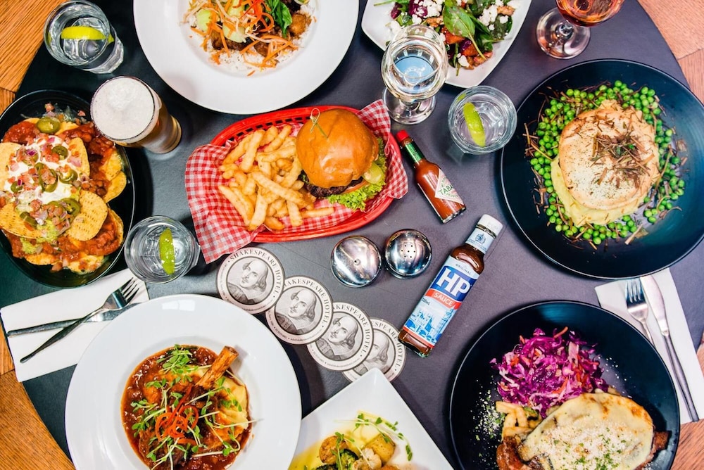 Shakespeare Hotel Surry Hills 24/37