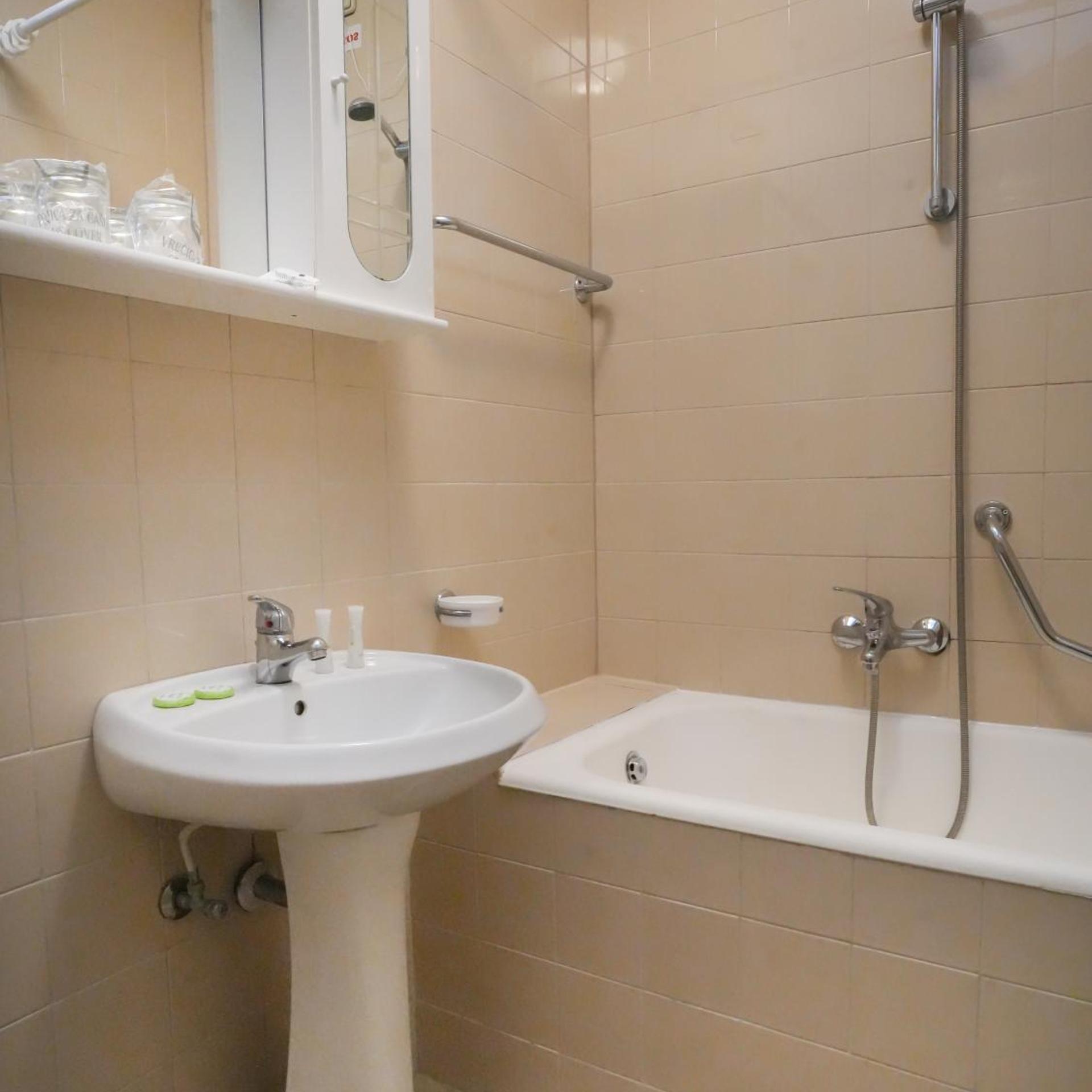 غرفة ثلاثية بإطلالة على البحر بشرفة، Hotel Miran Pirovac 4/4