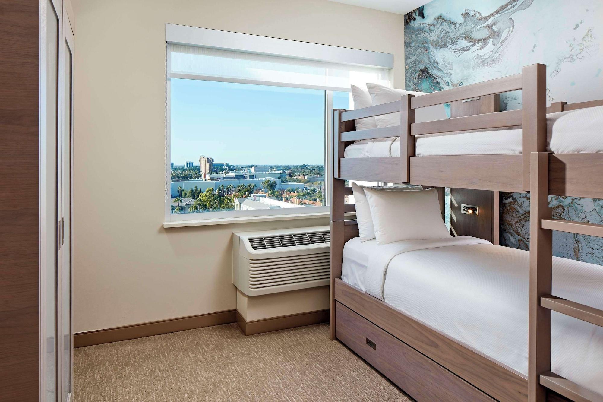 جناح بسرير كينج وأسرّة بطابقين بغرفة نوم واحدة مع أريكة لذوي الإعاقة، Anaheim Suites Hotel 2/5