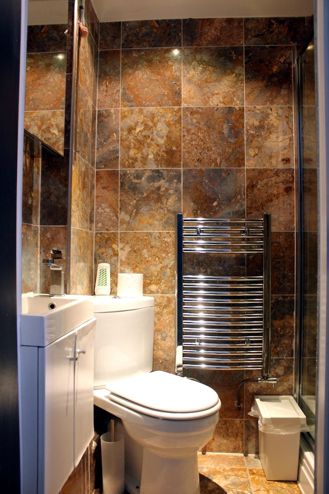 BUDGET, SINGLE, SINGLE BED, SHARED BATHROOM, NO WINDOW, SMALL