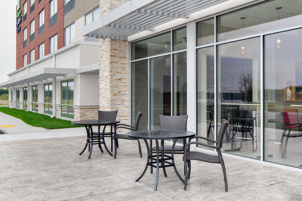 Holiday Inn Express & Suites Elkhorn - Lake Geneva Area 37/55