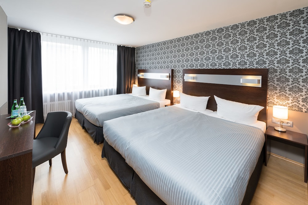 ROOM, QUADRUPLE