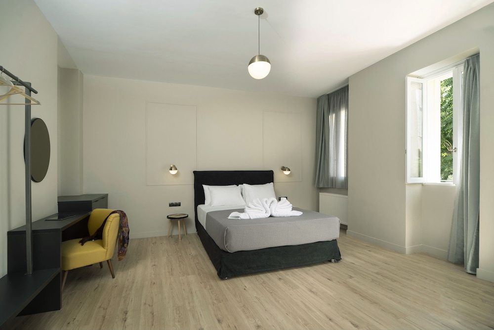 Arch, Suite, Trundle Bed, Queen Bed, Partial Acropolis View