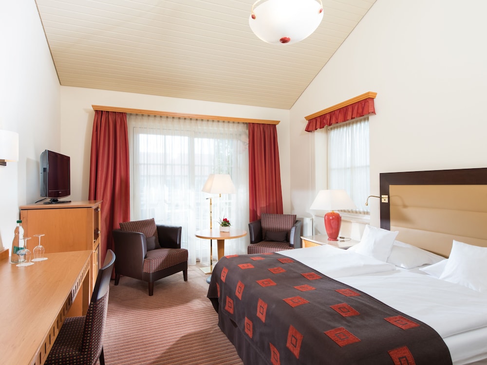 Room, King Bed, Partial Lake View
