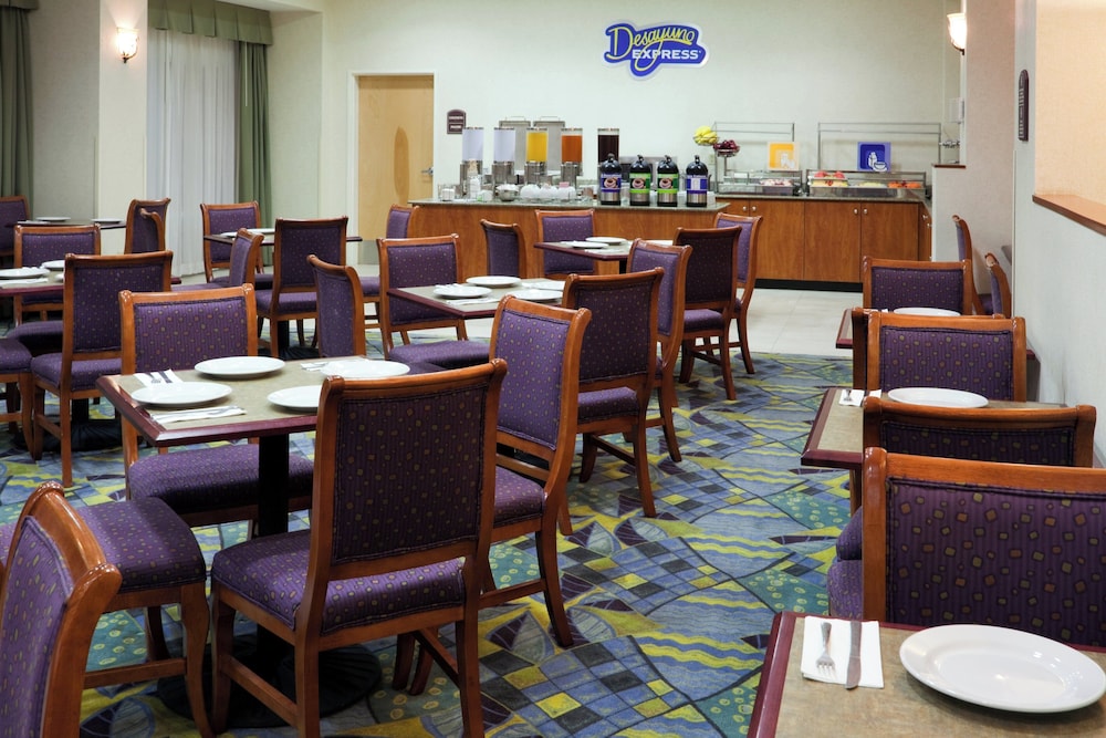 Holiday Inn Express Hotel and Suites Toluca Zona Aeropuerto 57/72