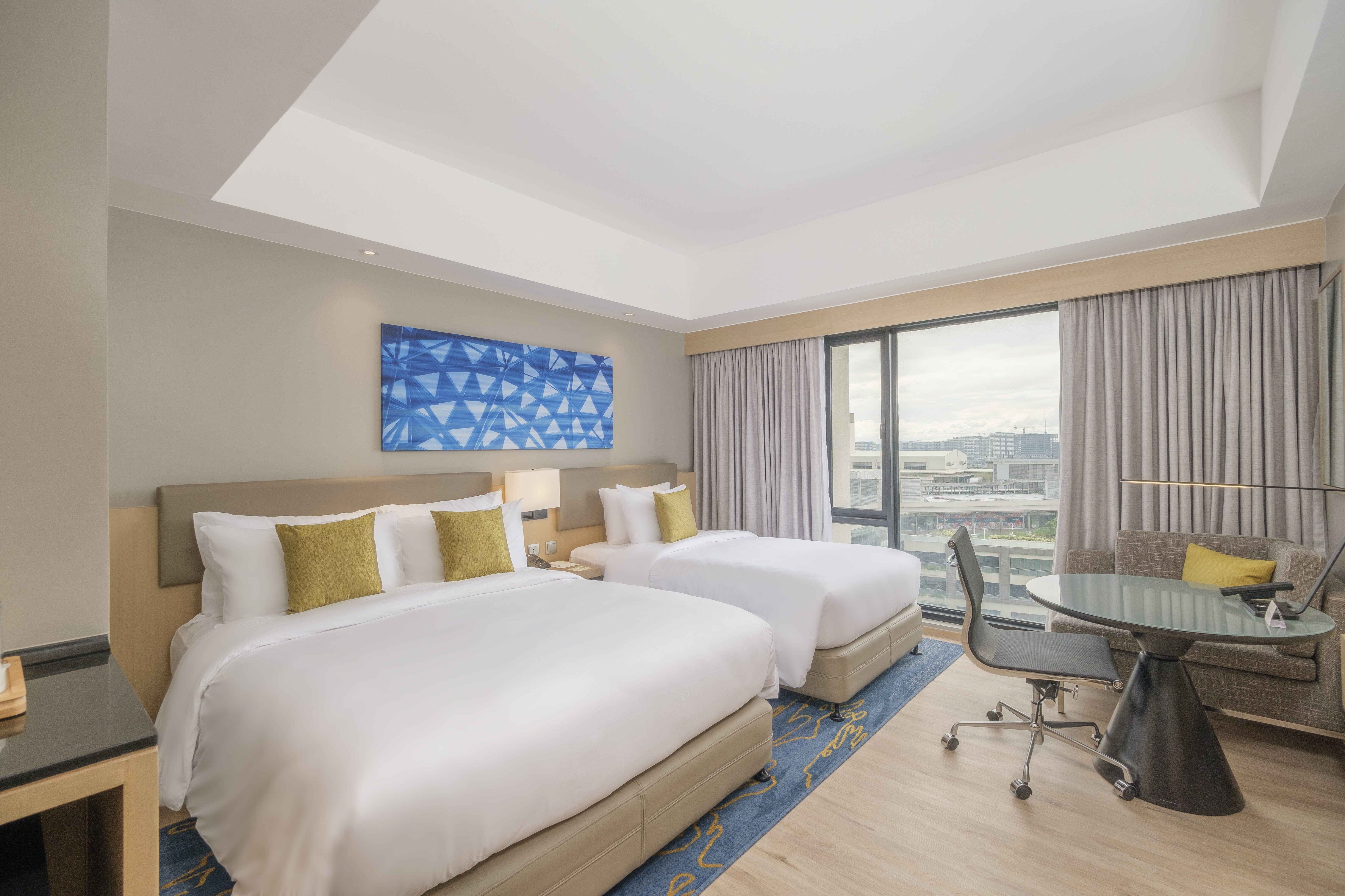 DELUXE, KING BED