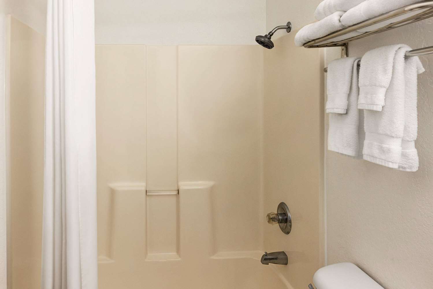 Baymont By Wyndham Cedar Rapids 42/45