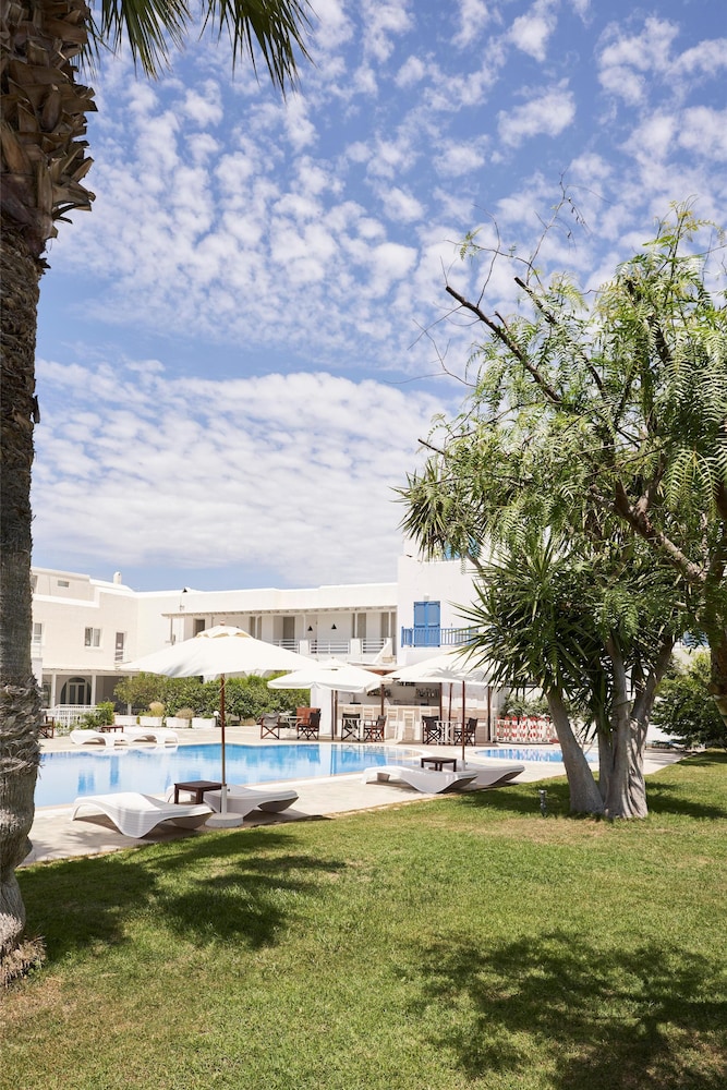 Polos Hotel Paros 81/90