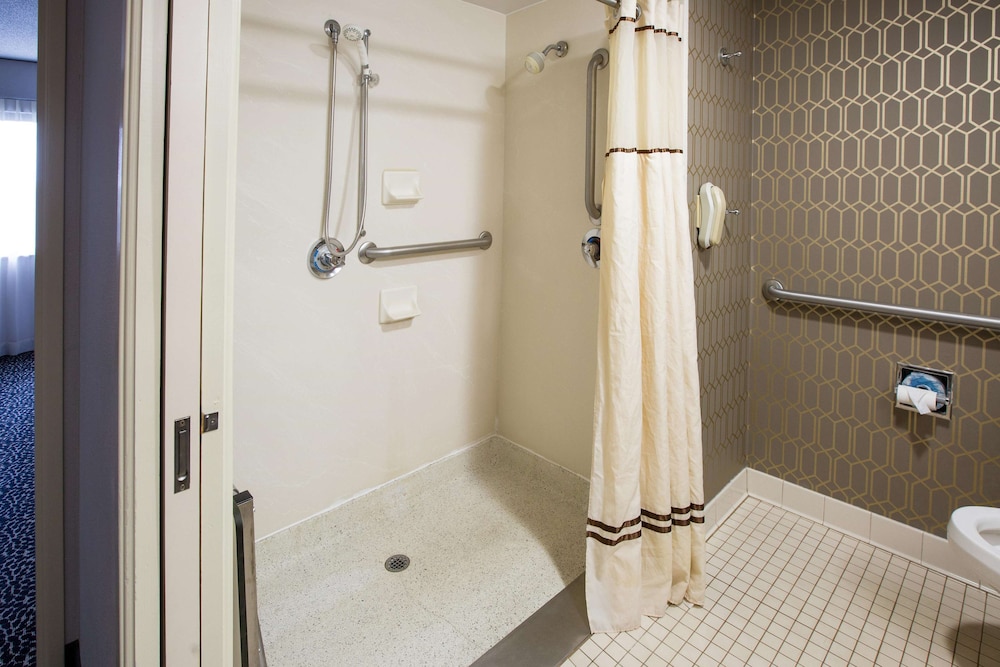 Embassy Suites Louisville East 26/73