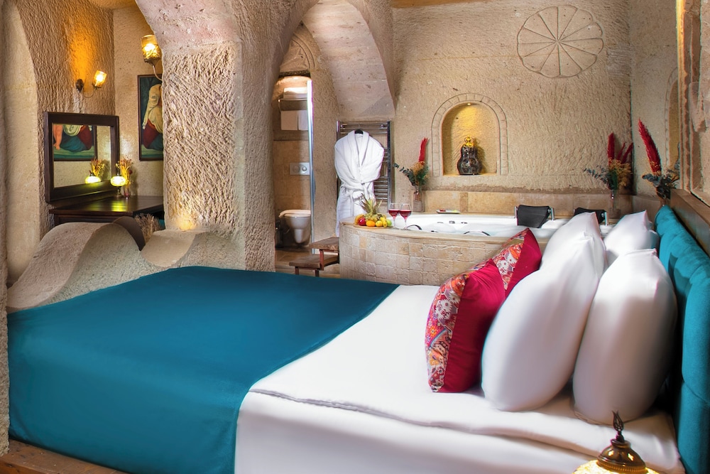 Cave, Royal, Suite, King Bed