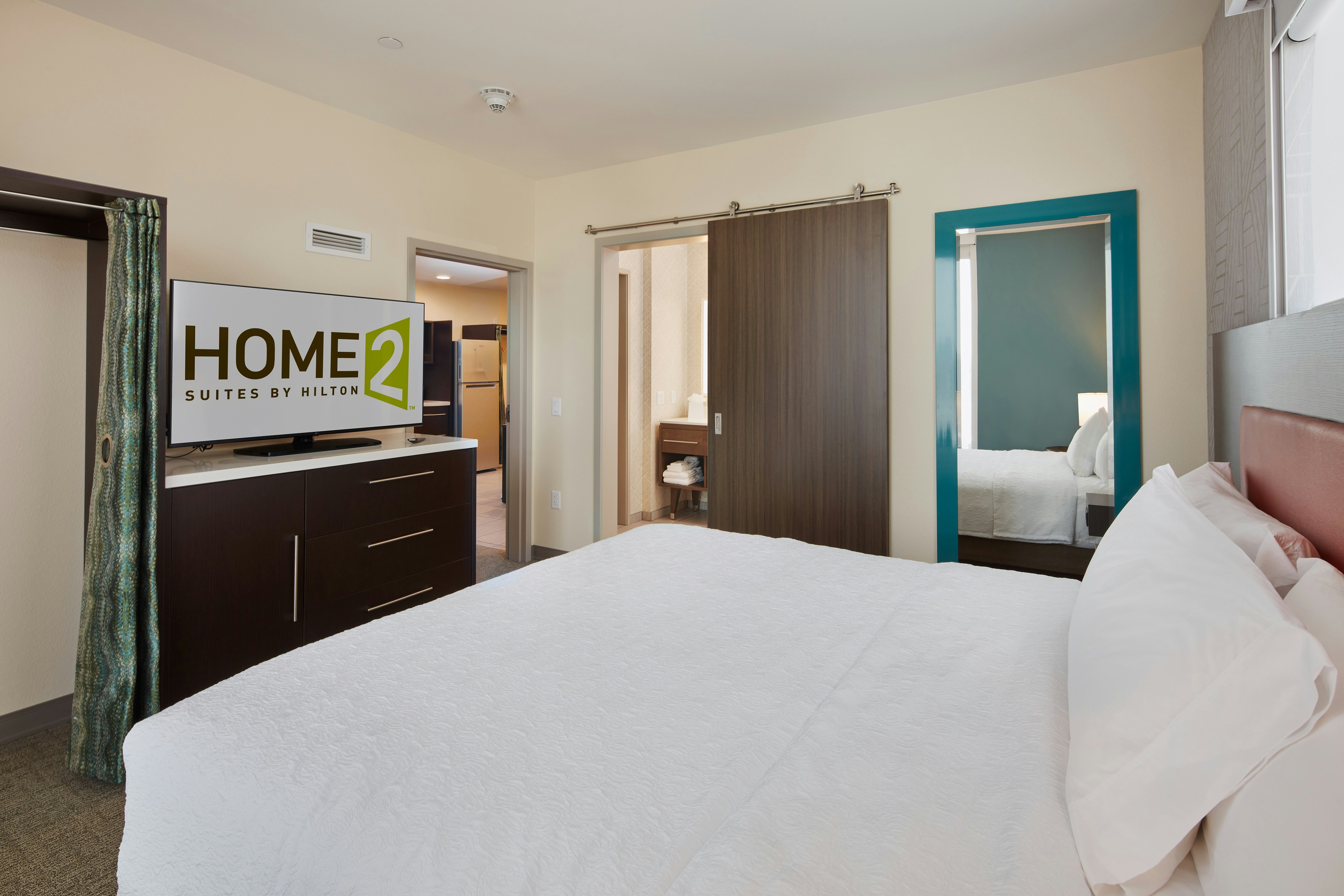 1 BEDROOM, SUITE, KING BED, CORNER