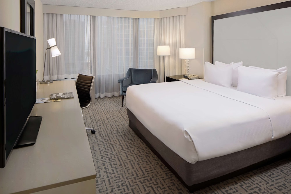 ROOM, KING BED, BATHTUB, CORNER, ACCESSIBLE