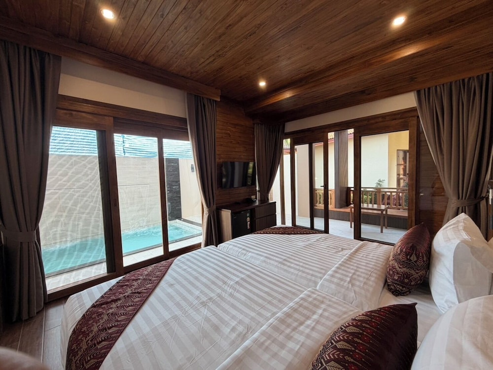 POOL, LUXURY, SUITE