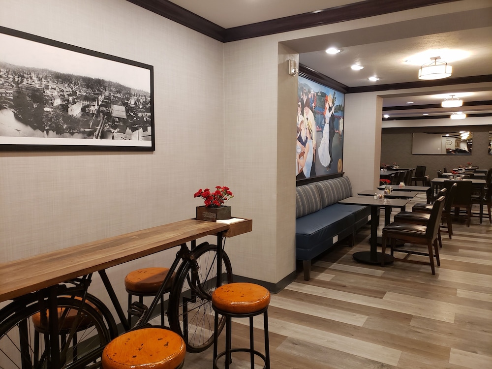 Oxford Suites Downtown Spokane 32/55