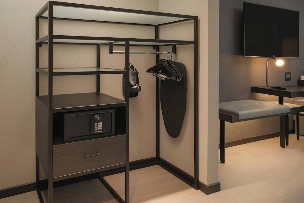 Holiday Inn & Suites Asheville-Biltmore Village Area 40/70