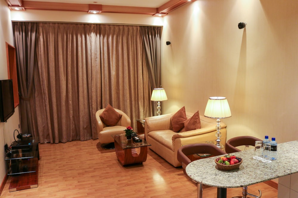 Elite Crystal Hotel 36/75