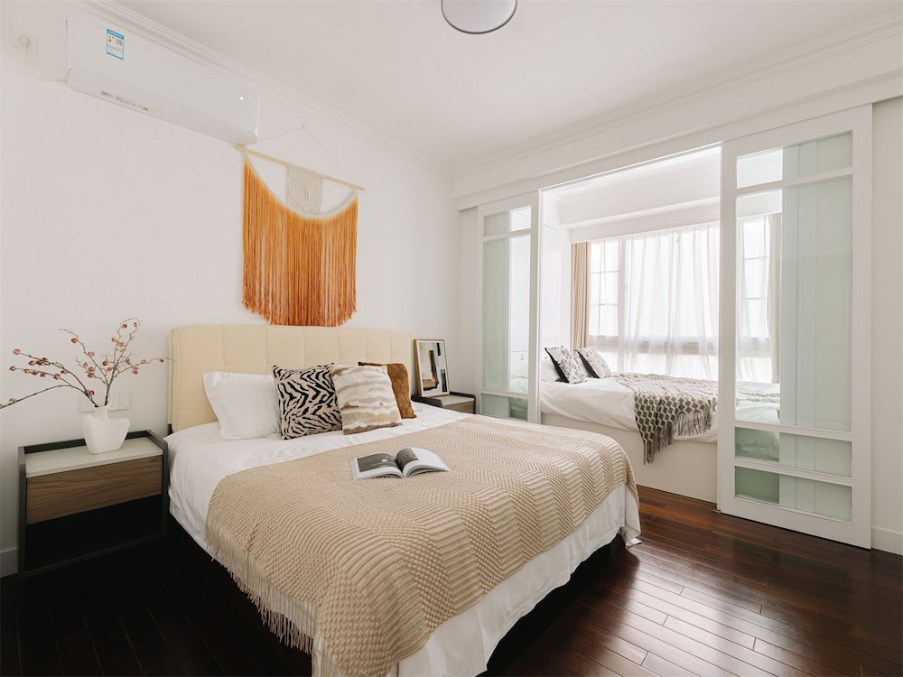 4 Bedrooms, Senior, Apartment, Futon Bed, 2 Queen Beds, City View, Bathtub، Book and Bed-People's Square 8/10