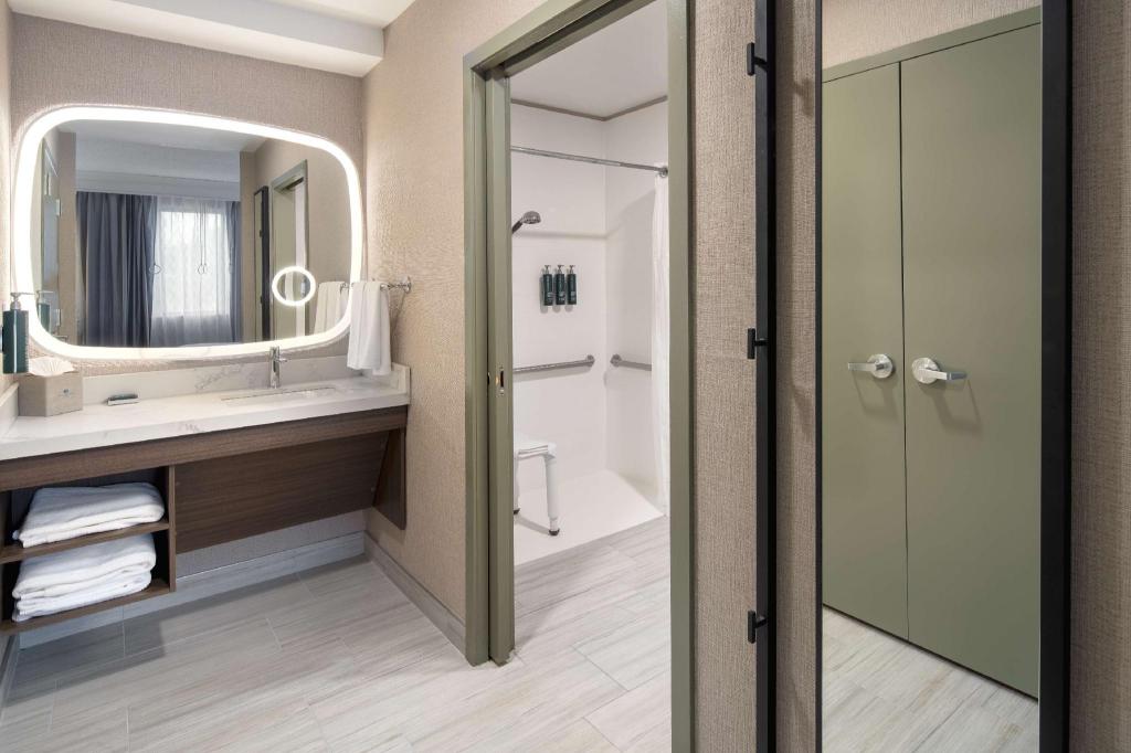 جناح بسريرين مزدوجين بغرفة نوم واحدة مع أريكة لذوي الإعاقة، DoubleTree Suites by Hilton Hotel Mt. Laurel 2/3