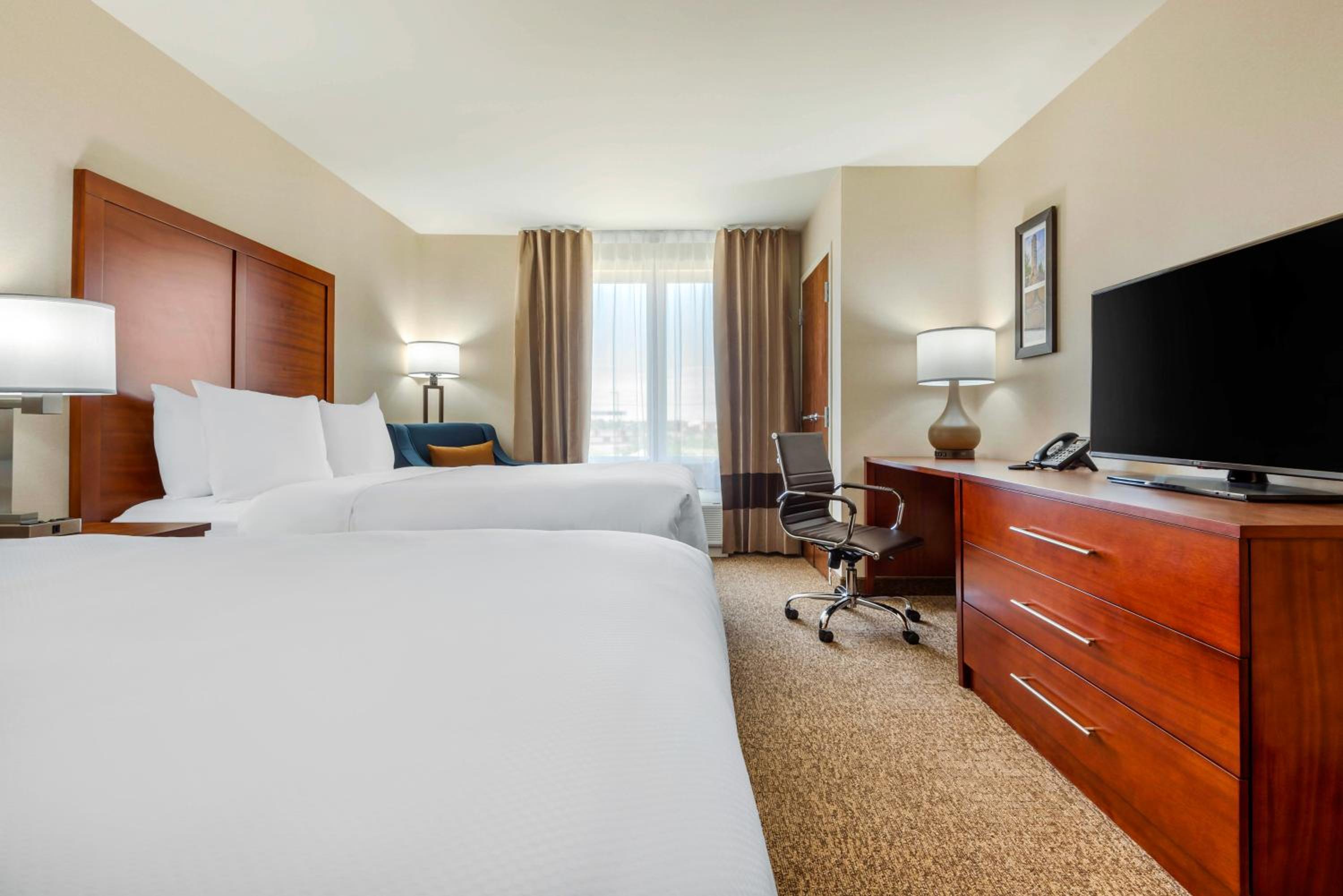 غرفة بسرير كينج وسريرين كوين، Comfort Inn & Suites Napanee, ON 6/9