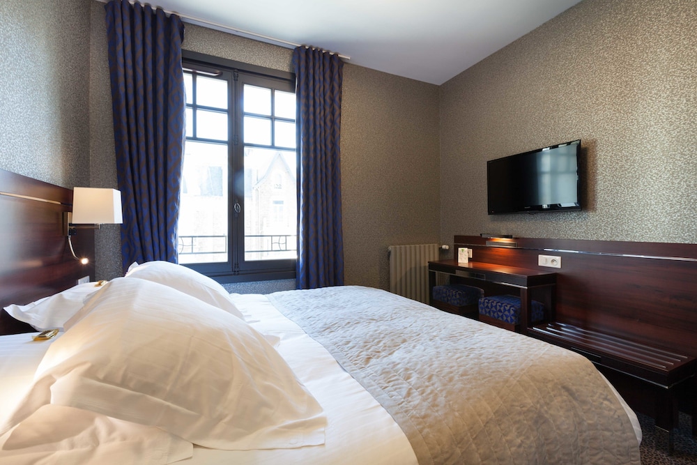 STANDARD, DOUBLE OR TWIN BED, CITY VIEW