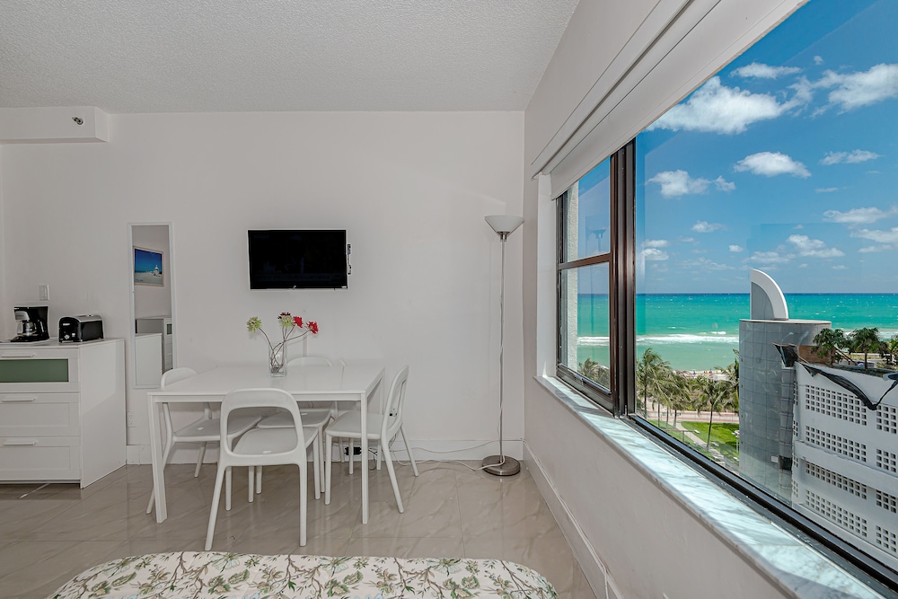 Beach Front Studio 24/50