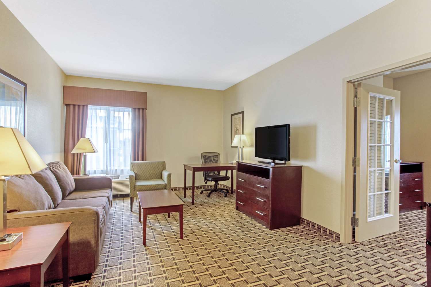 La Quinta Inn & Suites by Wyndham Lancaster 8/15