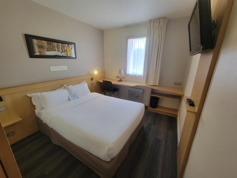 Standard, Double Bed, Kyriad Rennes Chantepie 8/10
