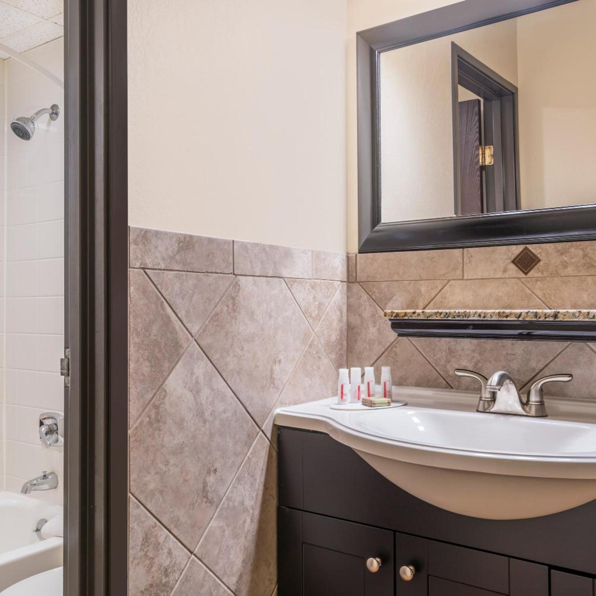 جناح بسرير كينج بجاكوزي، Ramada By Wyndham Minneapolis Golden Valley 3/5