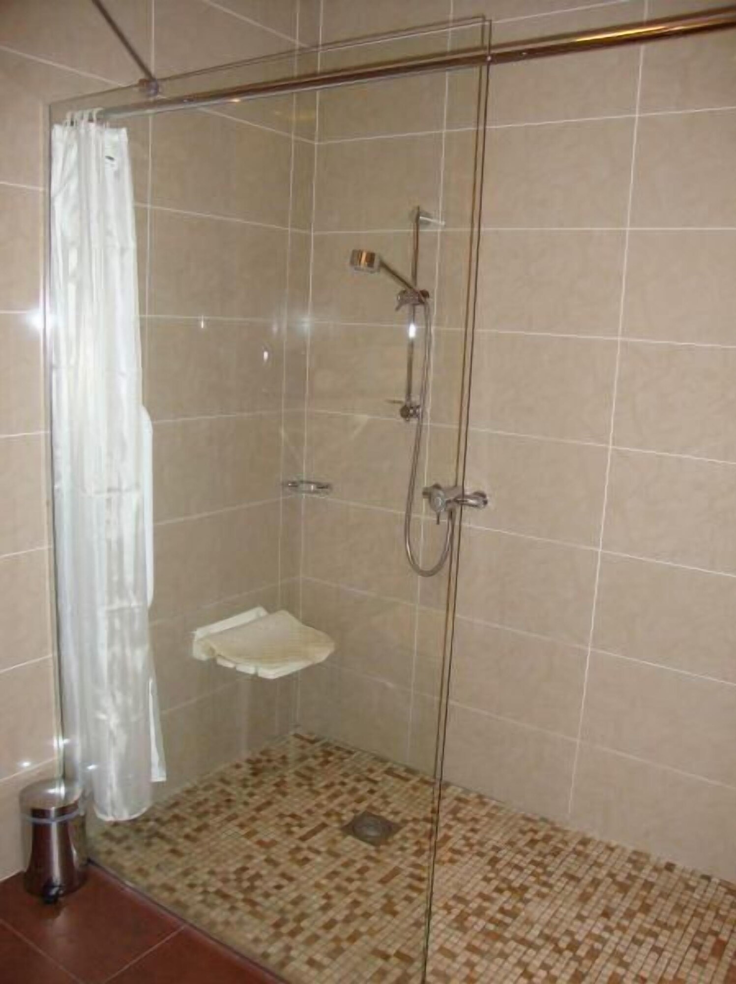 غرفة عائلية، ARD RI HOUSE 8/8
