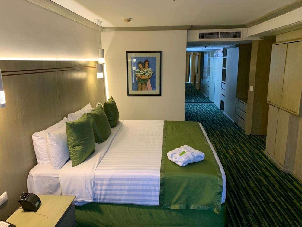 EXECUTIVE, KING BED