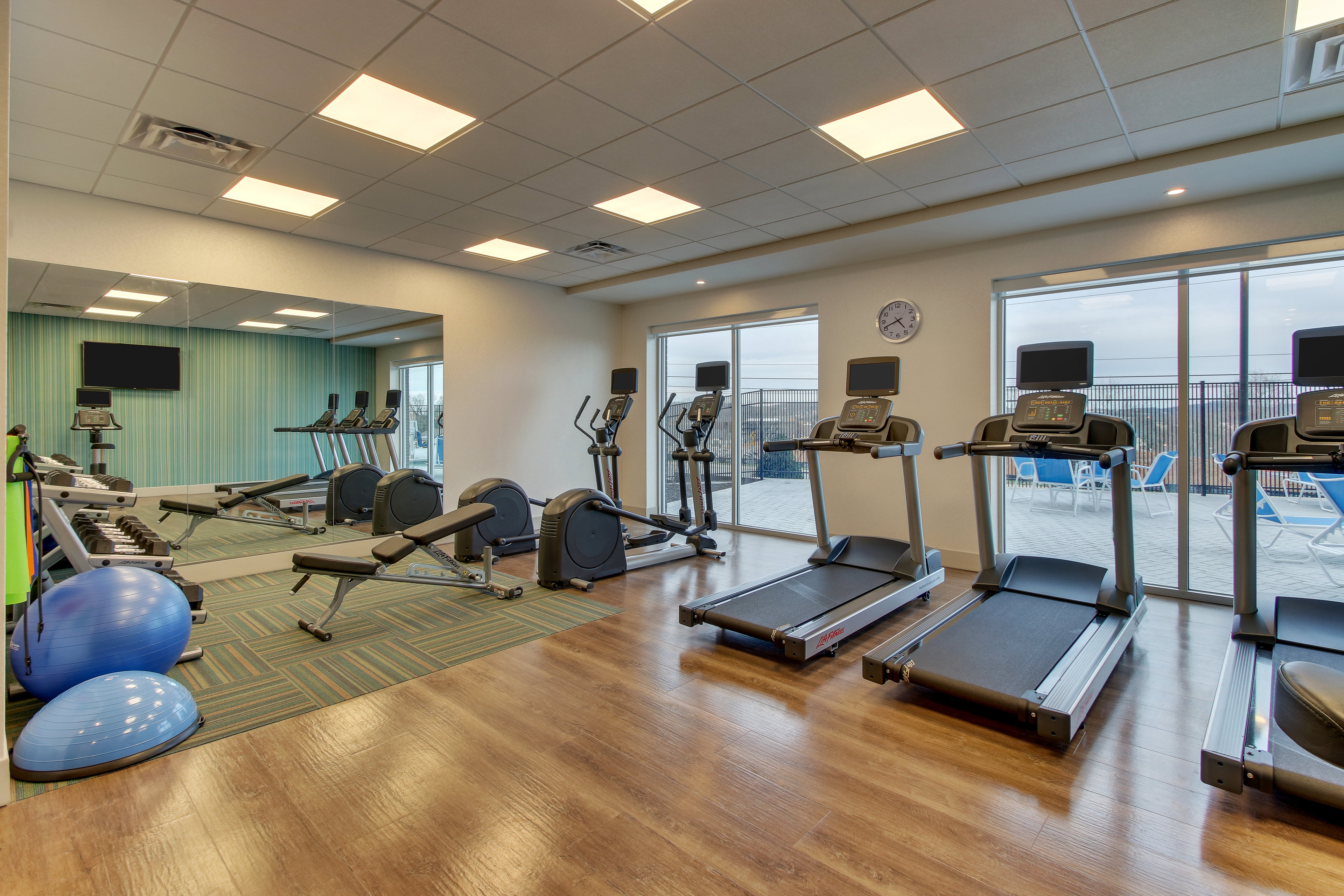 Holiday Inn Express & Suites Nashville Metrocenter Downtown 42/64