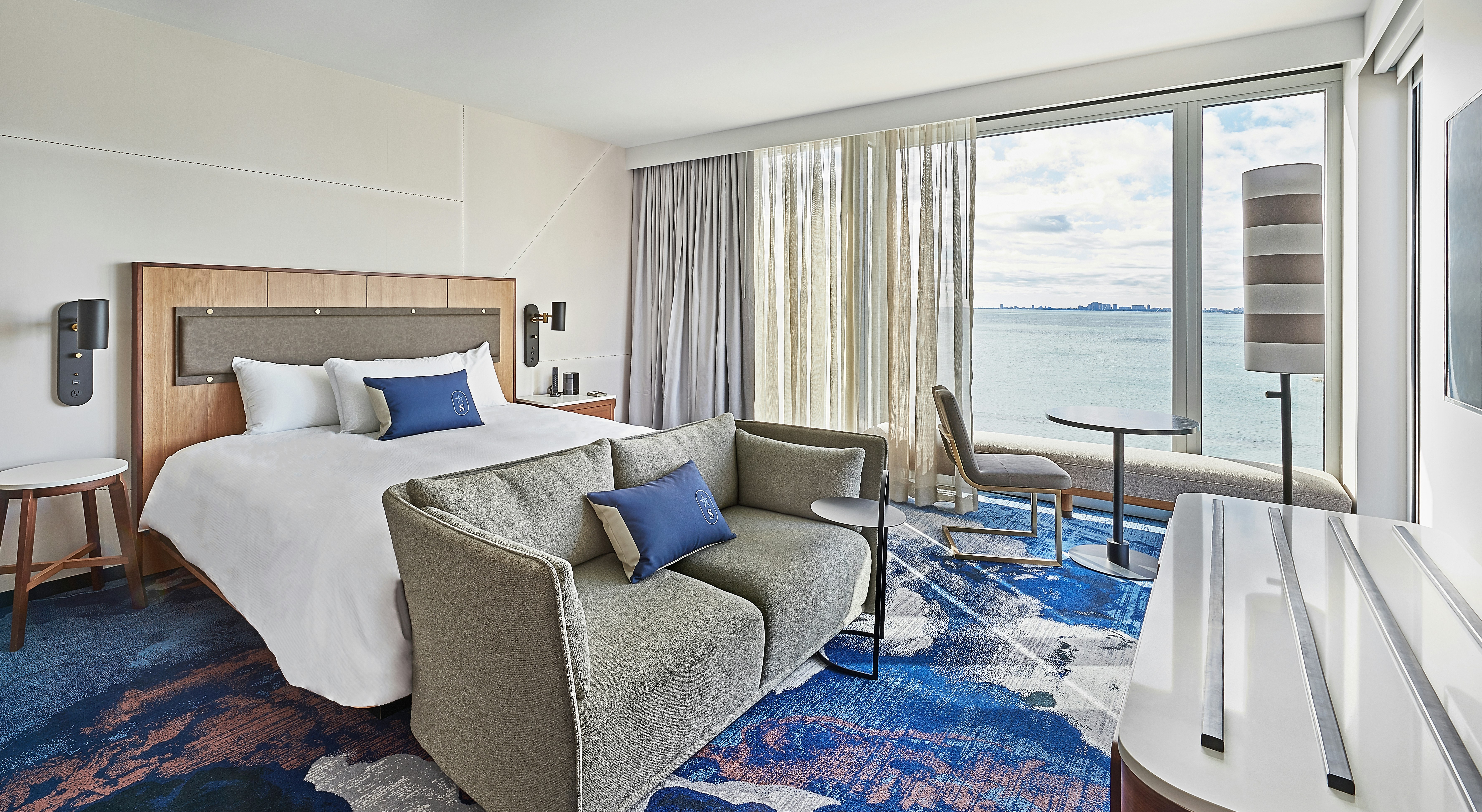 ROOM, KING BED, HIGH FLOOR, CORNER
