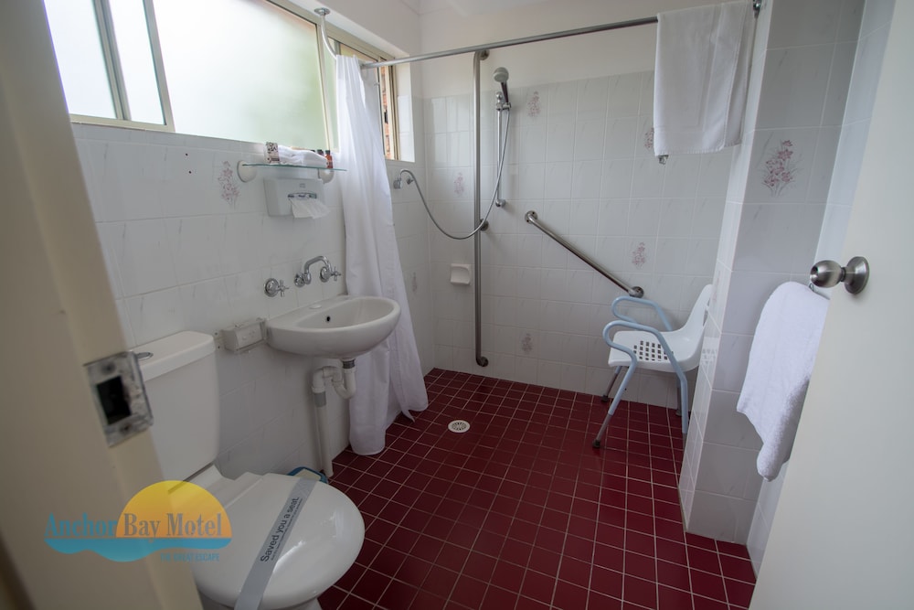 Anchor Bay Motel 50/50