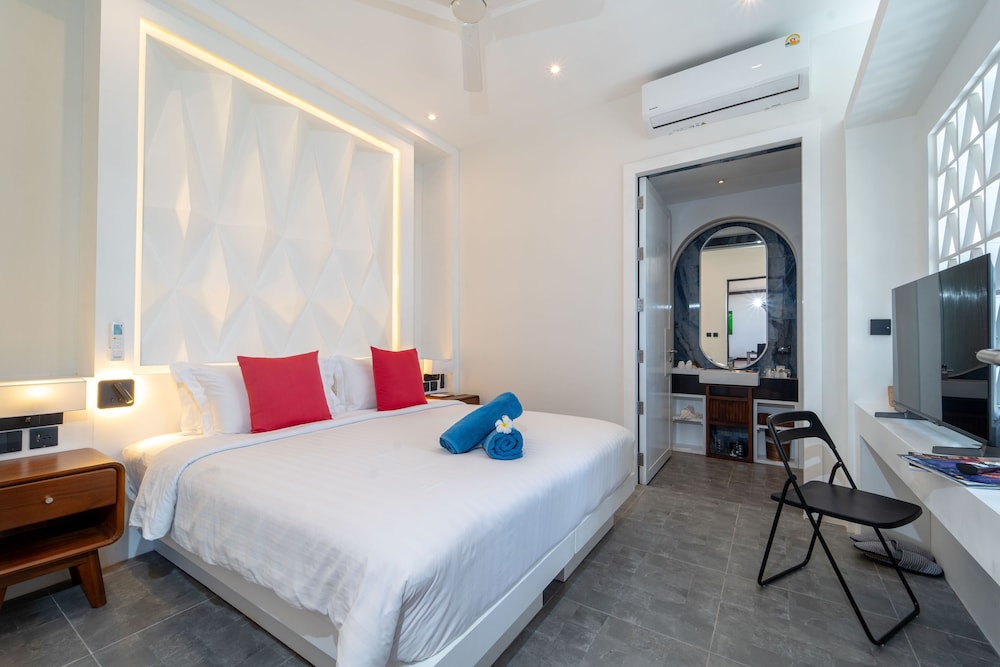 2 BEDROOMS, POOL, VILLA, BEACH FRONT
