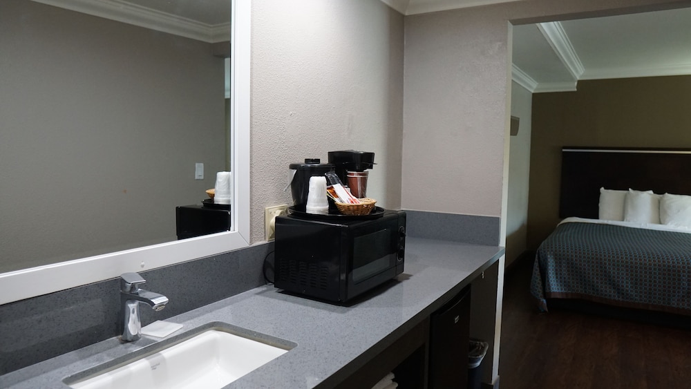 Hawthorne Plaza Inn 17/40