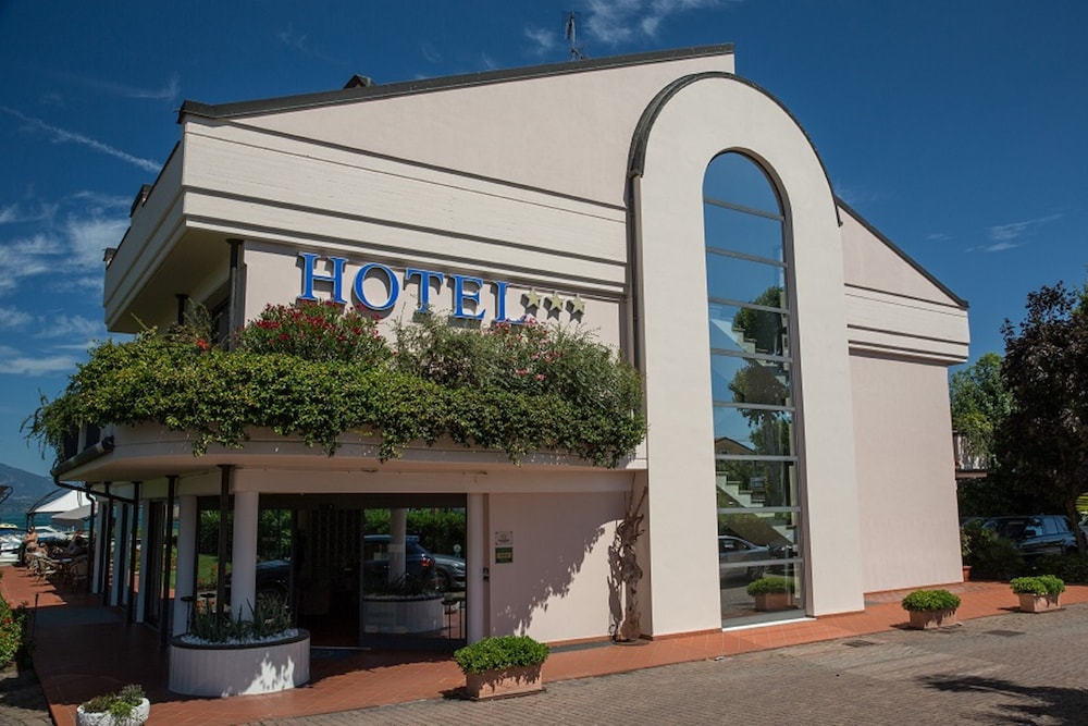 Yachting Hotel Mistral 2/79