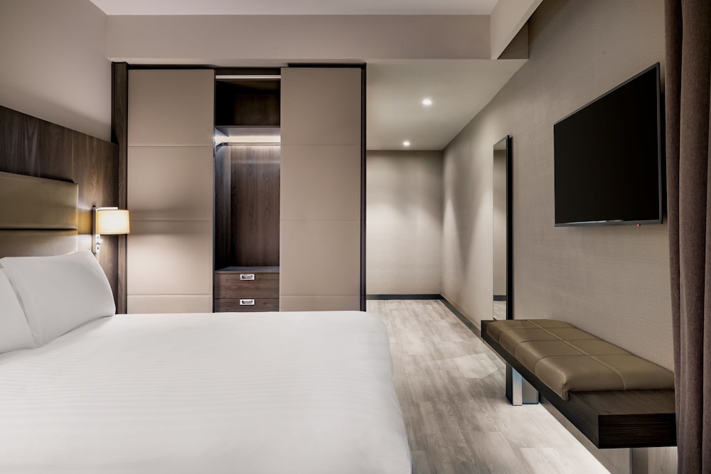 FAMILY, QUEEN BED, SOFA