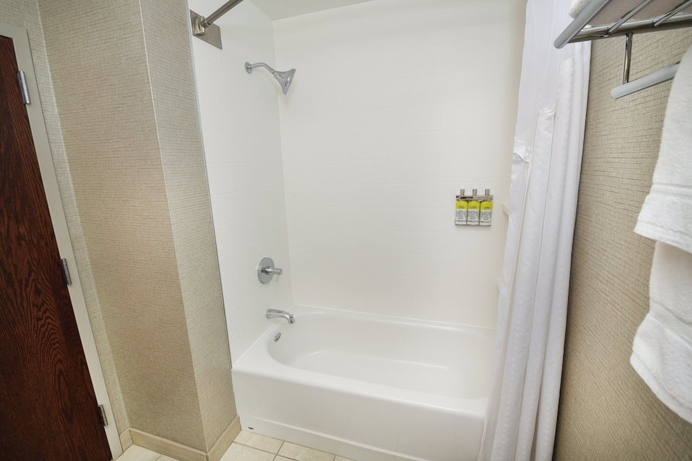 Holiday Inn Express Hotel And Suites Grand Forks 72/75