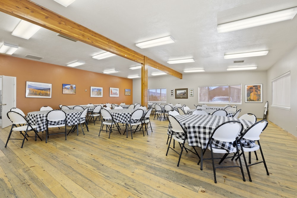 Broken Spur Inn And Steakhouse 57/72
