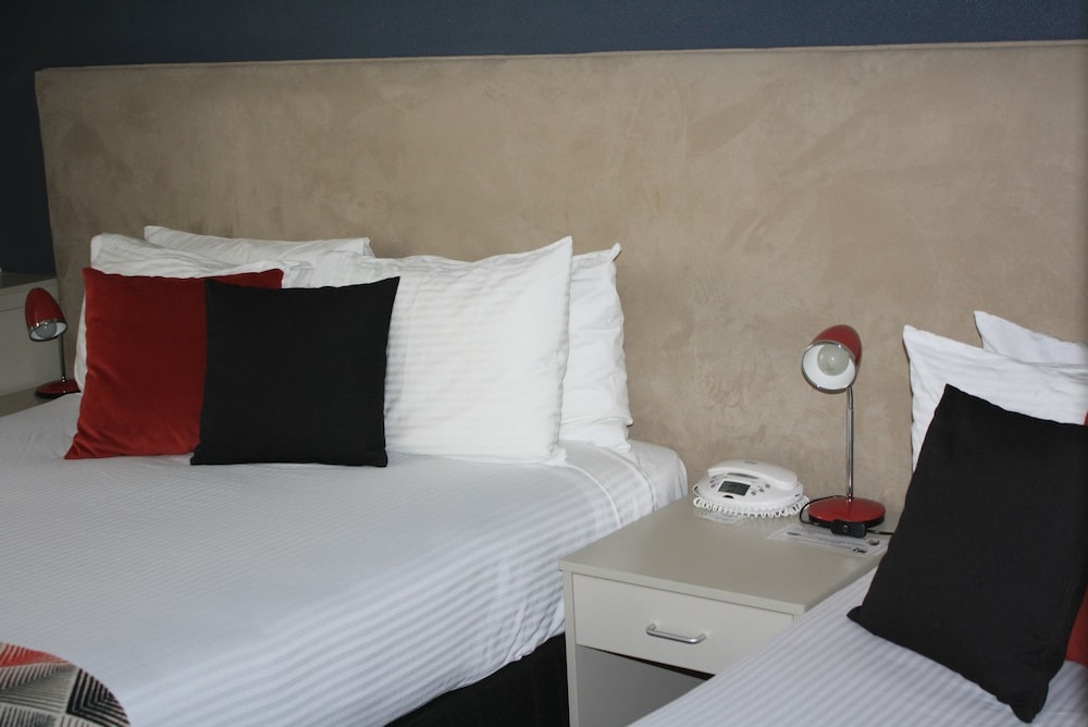 The Statesman Hotel 16/32