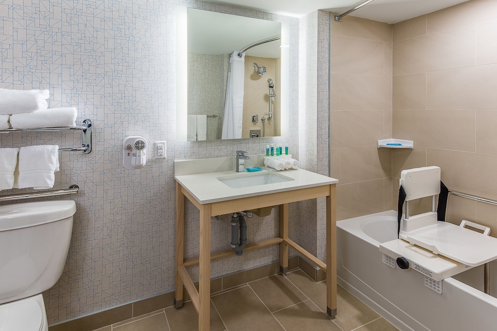 Holiday Inn Express And Suites Halifax Bedford 46/64