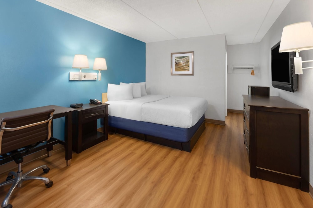 Travelodge by Wyndham Madison Heights MI 25/41