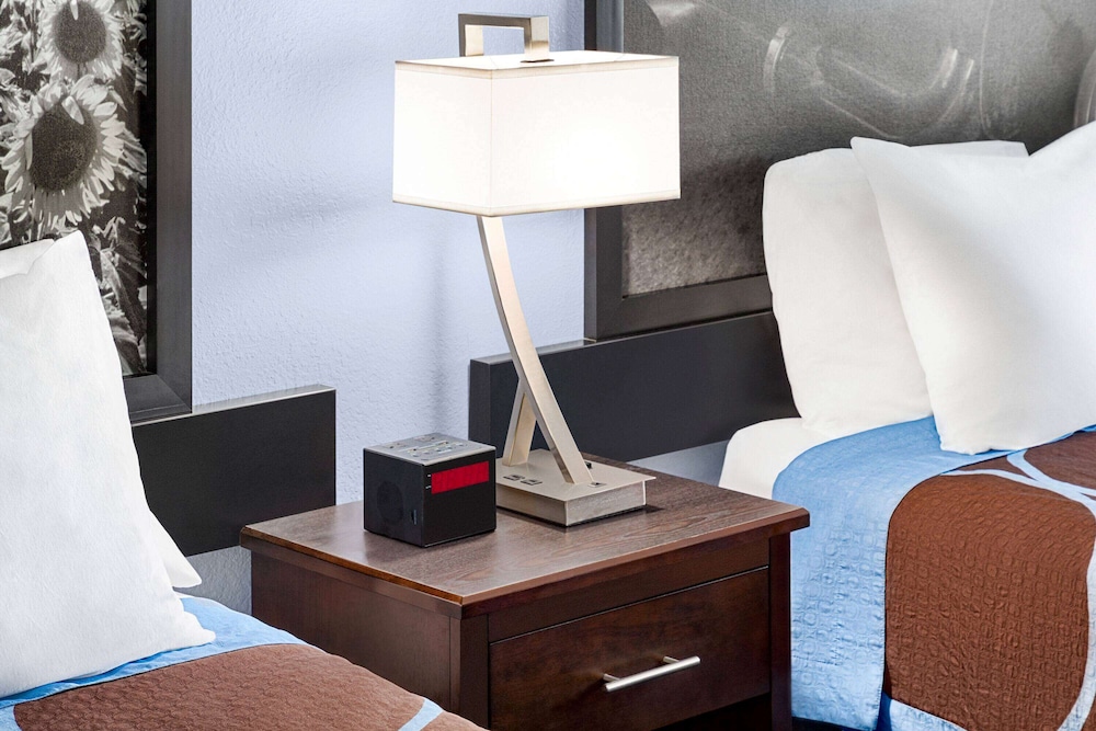 Super 8 by Wyndham Lenexa Overland Park/Mall Area 42/70