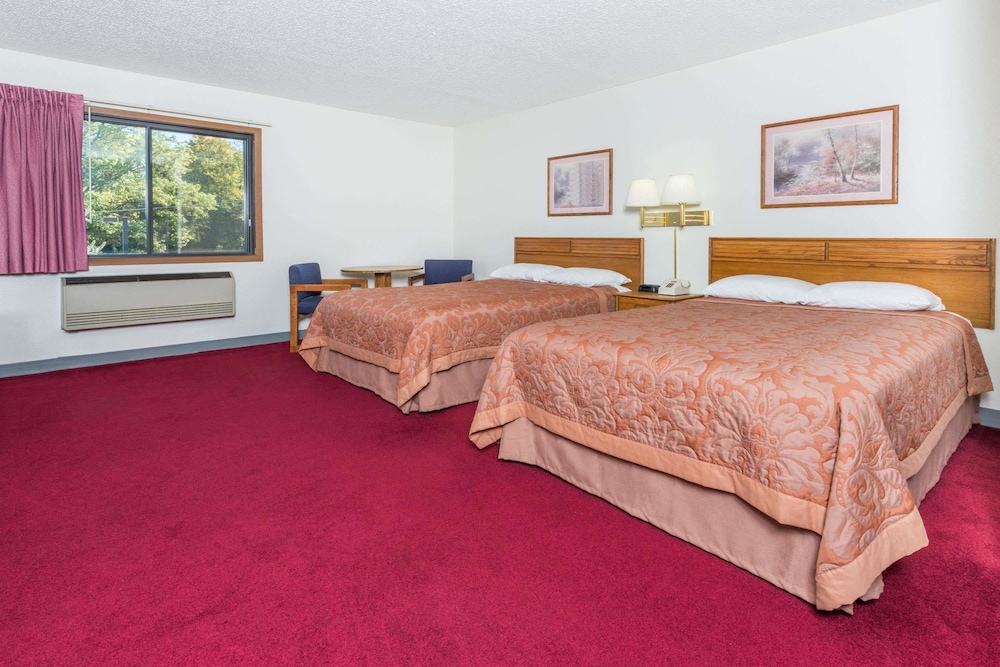 غرفة بسريرين مزدوجين، Super 8 by Wyndham Front Royal 3/5