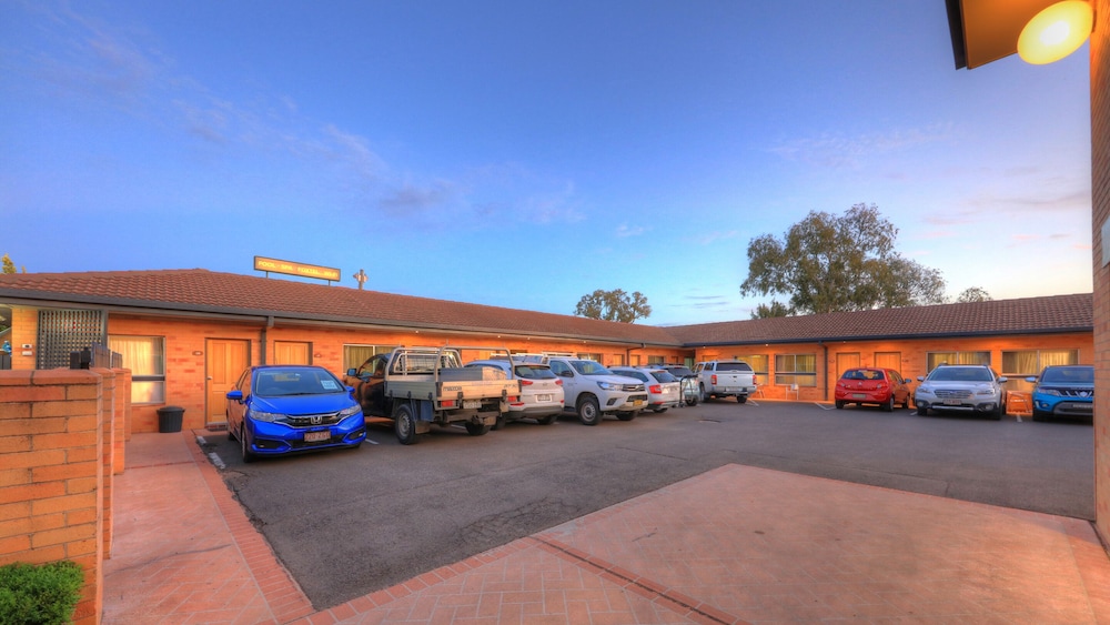 COUSINS MOTOR INN 53/62