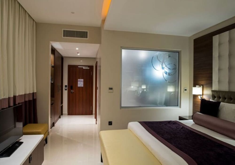 The Envoy Hotel 8/50