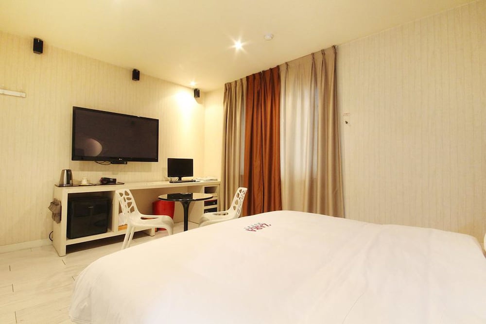Zara Motel 11/68