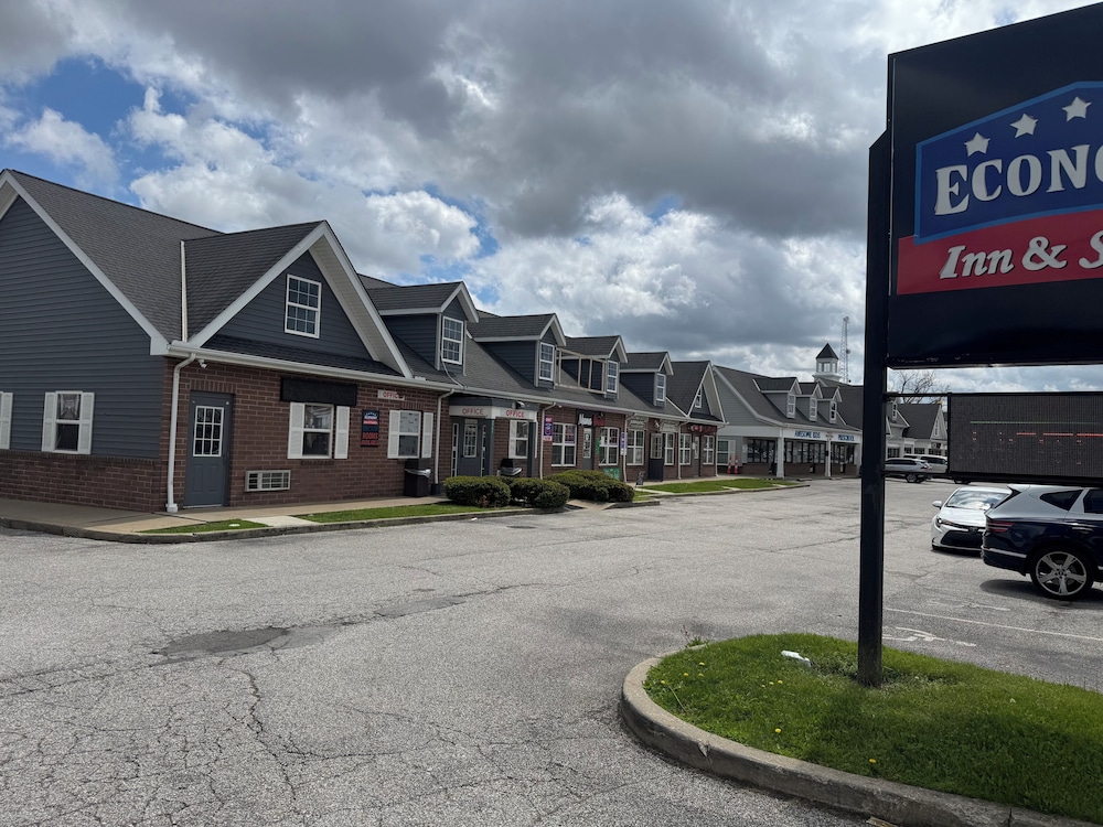 Economy Inn North Randall 38/49