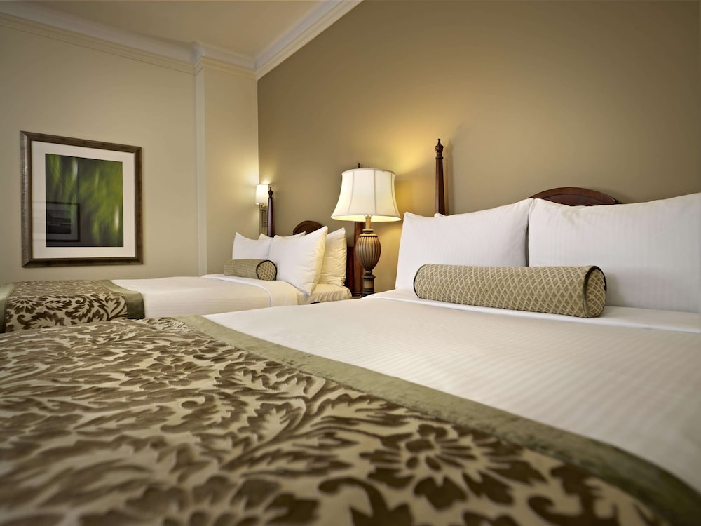Fairmont Hotel Macdonald 23/62