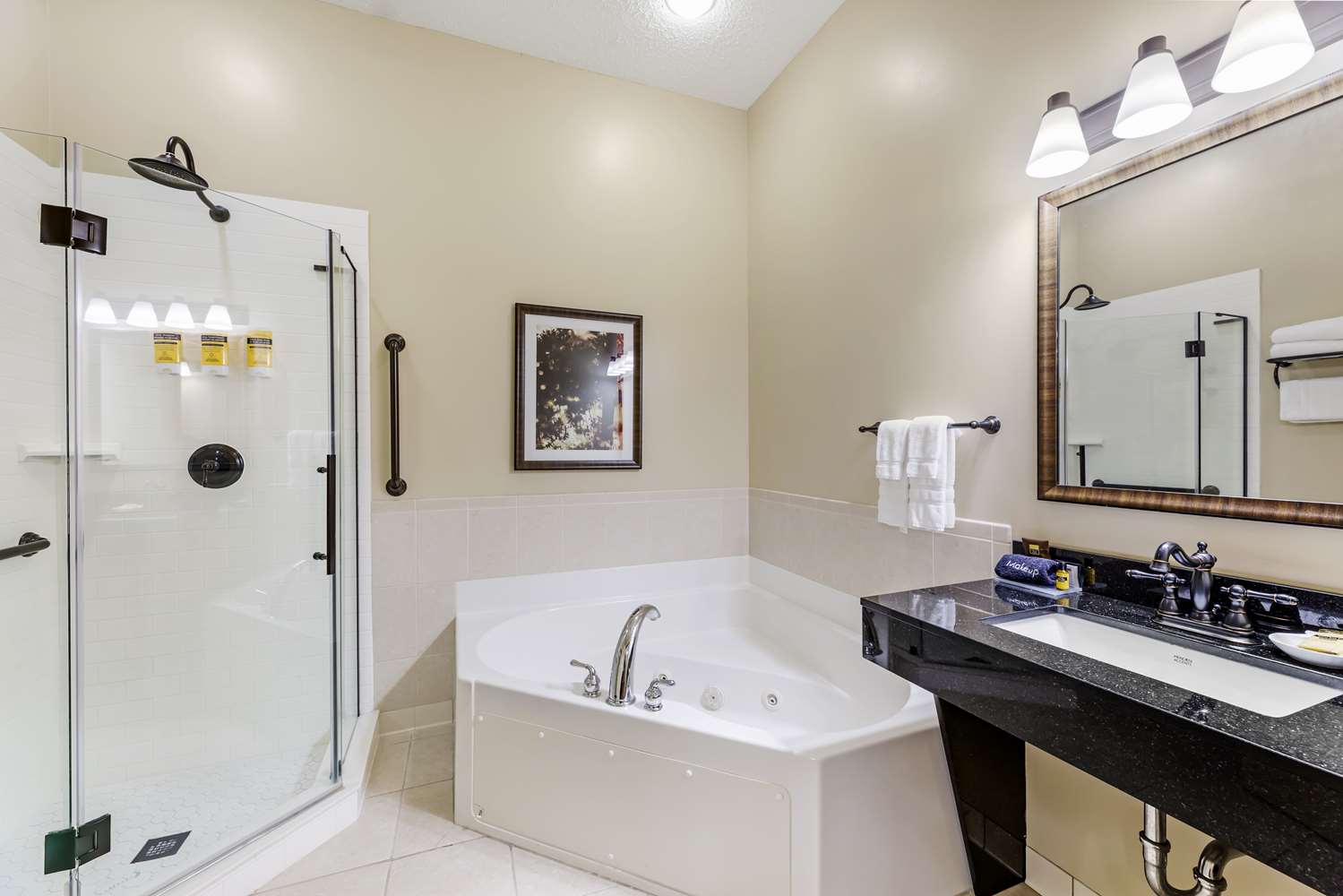 غرفة بسريرين كوين مع أريكة بحوض جاكوزي بمطبخ، Best Western Plus Dutch Haus Inn And Suites 2/2